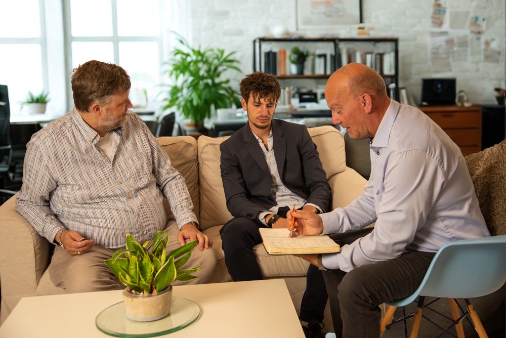 Team from online marketing agency Ploko.nl (Giovanni, Erik and Frank) in strategic discussion